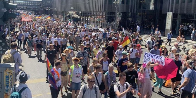 Almanya’da Kovid-19 kısıtlamaları protesto edildi