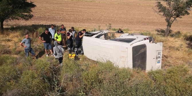 Kamyonet şarampole devrildi, sürücü kabinde sıkıştı
