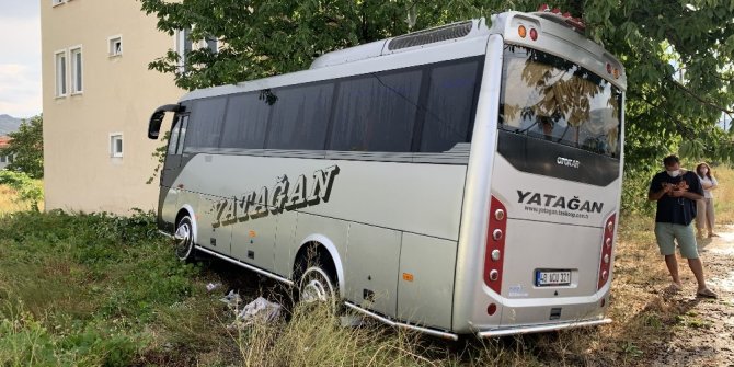 Isparta’da minibüs evin bahçesine daldı: 1 yaralı