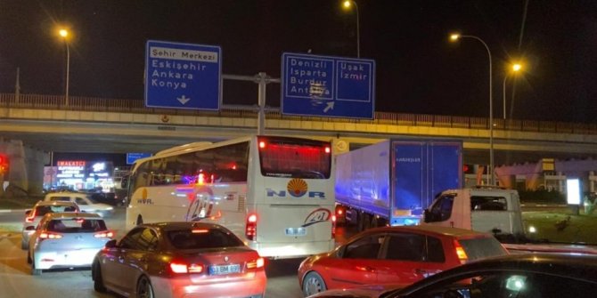 Tatil dönüşünü son saatlere bırakanlar uzun araç kuyrukları oluşturdu