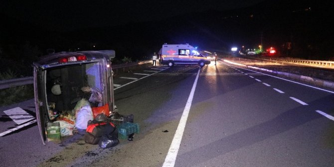Otomobile çarpan hafif ticari araç takla attı: 3 yaralı