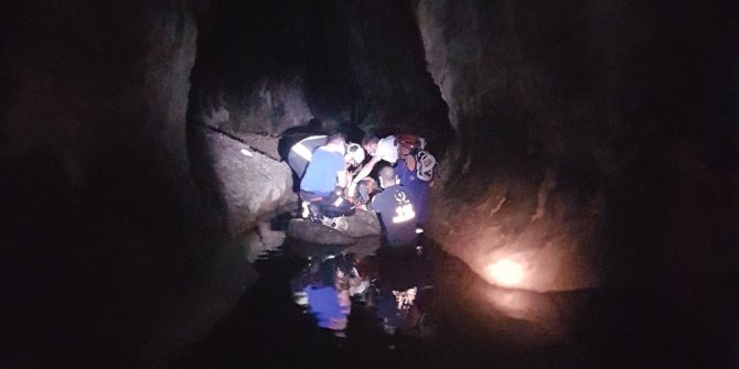 Kanyona uçan otomobildeki iki kişi yaralandı