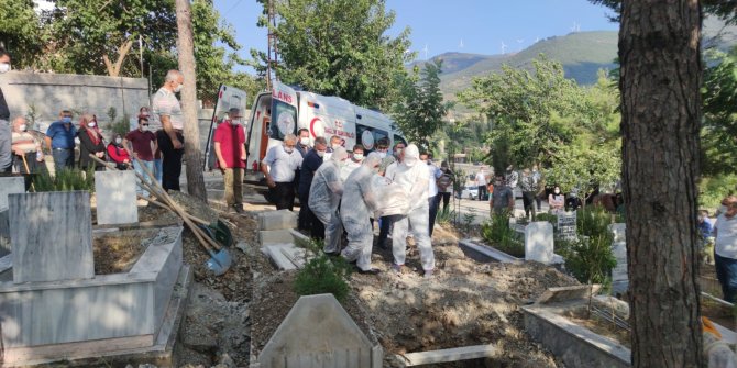 Koronavirüs nedeniyle yaşamını yitiren genç doktor, memleketi Osmaniye'de defnedildi