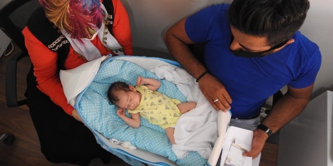 Yeni doğan bebeklerinin altını değiştirdiklerinde şok oldular