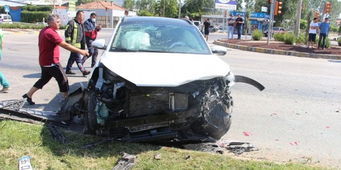 Otomobiller kavşakta çarpıştı: 3 yaralı