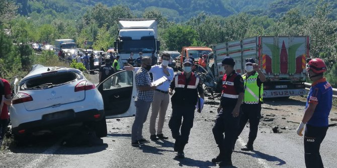 Otomobille kamyonet çarpıştı: 2 ölü, 3 yaralı