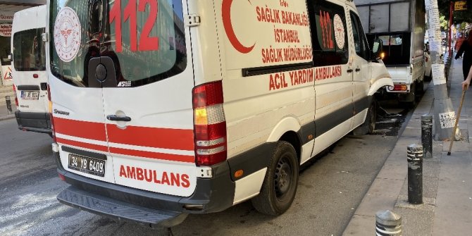 Ambulans minibüs ve otomobile çarptı: 1 yaralı