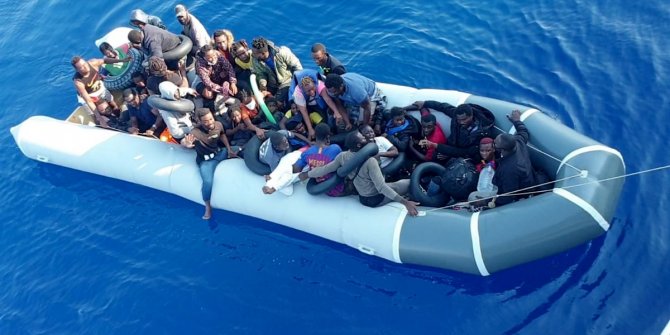 Muğla'da Türk kara sularına itilen 37 sığınmacı kurtarıldı