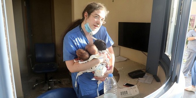 Lübnan, patlama sonrası 3 yeni doğan bebeği kurtaran hemşireyi konuşuyor
