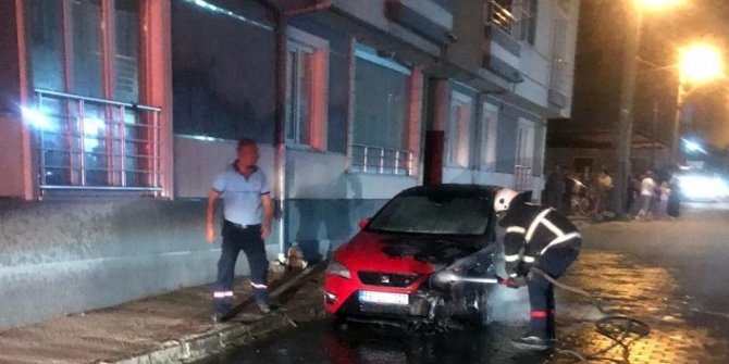 Park halindeki otomobil alev topuna döndü