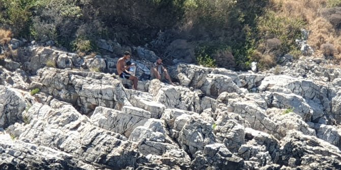 Botları batan 2 göçmen kurtarıldı