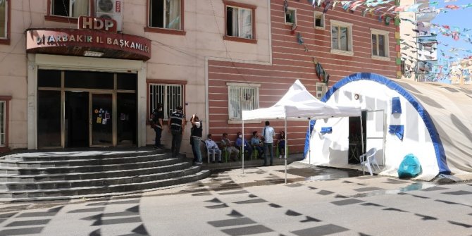 HDP önündeki evlat nöbeti direnişine 2 aile daha katıldı