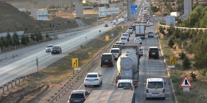 43 ilin geçiş noktasında trafik yoğunluğu