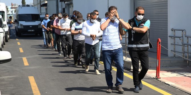 Adana merkezli FETÖ operasyonunda yakalanan 9 zanlıdan 2'si tutuklandı