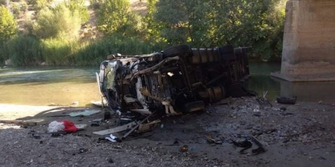 Köprüden dereye düşen tankerin şoförü yaralandı