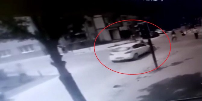 Otomobil ile bisikletin çarpışma anı kamerada: Baba oğul yaralandı