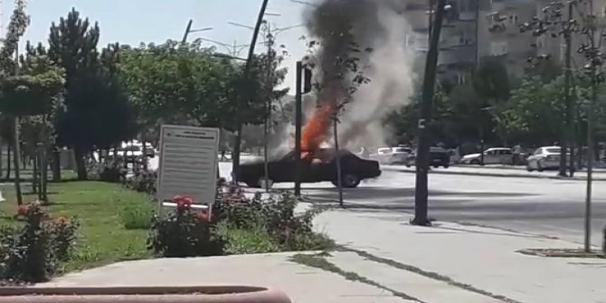 Kırmızı ışıkta beklerken alev alan otomobil yandı