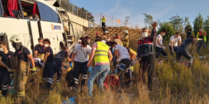 Otobüs otobanda yoldan çıktı: 26 yaralı