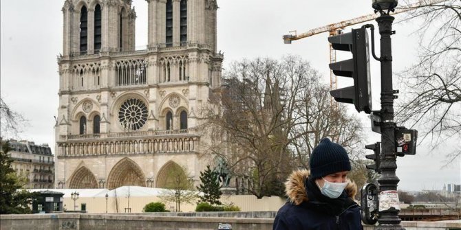 Para turis di St. Tropez, Paris, wajib memakai masker