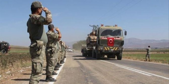 Tentara Turki berbagi makanan dengan warga Suriah