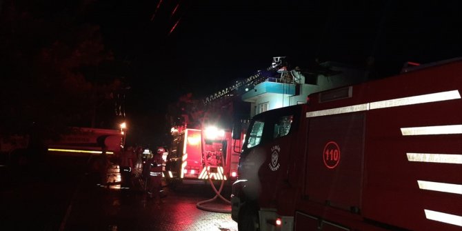 İzmir'de çatısına yıldırım düşen binadaki yangın söndürüldü