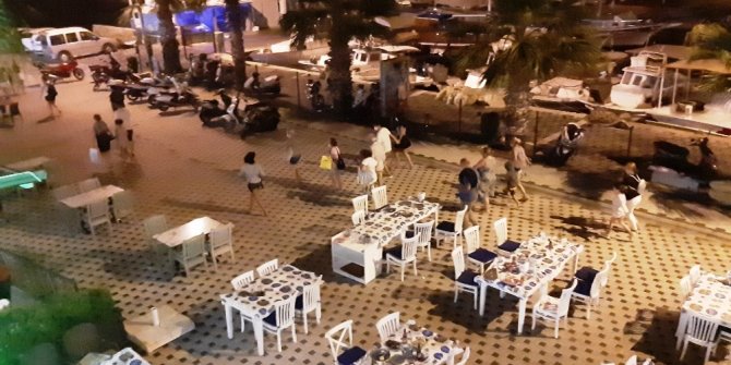 Bir anda bastıran sağanak yağmurda turistler kaçacak yer aradı