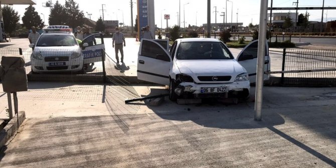 Konya'da kontrolden çıkan otomobil akaryakıt istasyonuna girdi: 3 yaralı