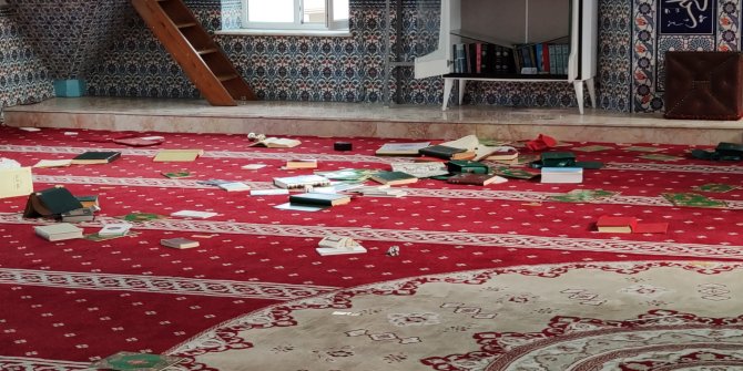 Camideki kitaplara zarar verip, ses sistemini bozdular