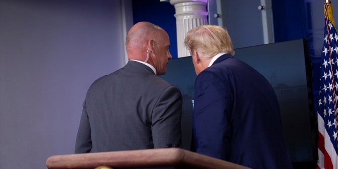 Güvenlik devreye girdi, Trump basın toplantısı düzenlediği salondan çıkarıldı