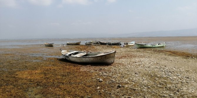 Korkutan görüntü, Marmara Gölü'nde su seviyesi sıfırlandı