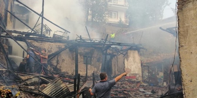 Çorum’da iki ev küle döndü: 1 ölü, 3 yaralı