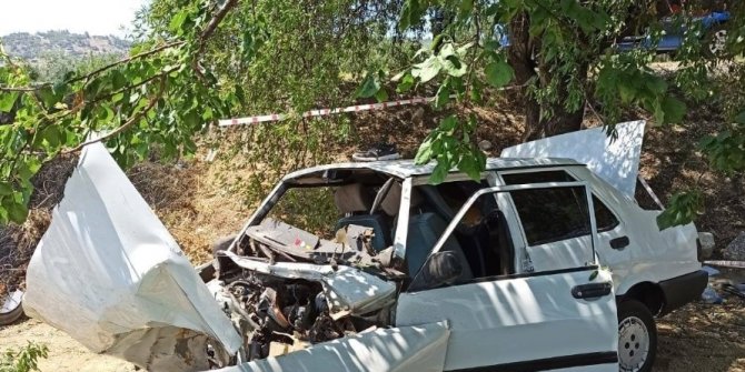 Hurdaya dönen otomobildeki sürücüyü itfaiye çıkarttı