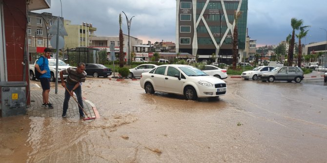 Osmaniye'de sağanak hayatı felç etti
