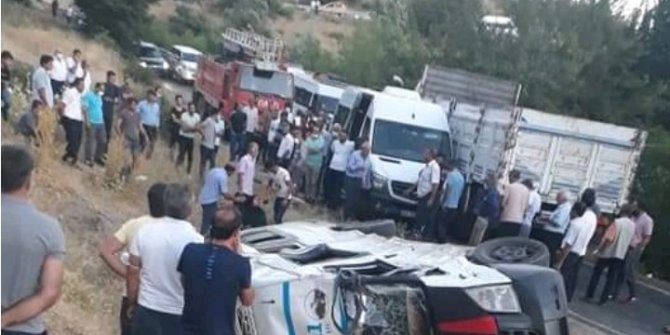 Tarım işçilerinin taşındığı minibüsle kamyonet çarpıştı: 12 yaralı