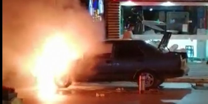 Seyir halindeki otomobil alev alev yandı