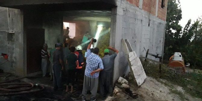 Çıkan yangında 2 ton saman kül oldu