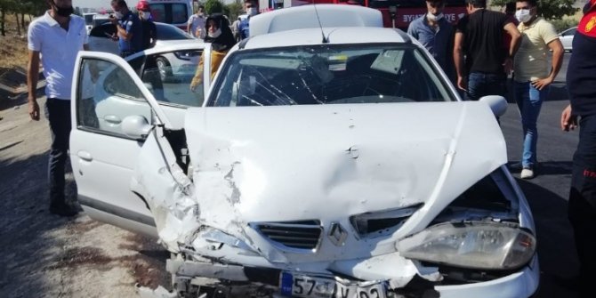 2 otomobil çarpıştı: 4 yaralı