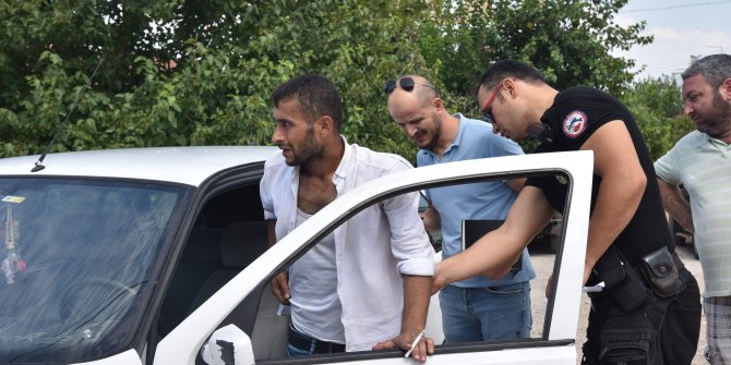Otomobilinde bıçaklandı, 1600 lirası gasbedildi