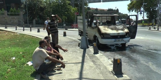 Alev alev yanan araç hurdaya döndü
