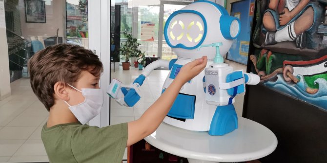 Ateş ölçüp, dezenfektan sıkarak maske veren robot tasarladılar