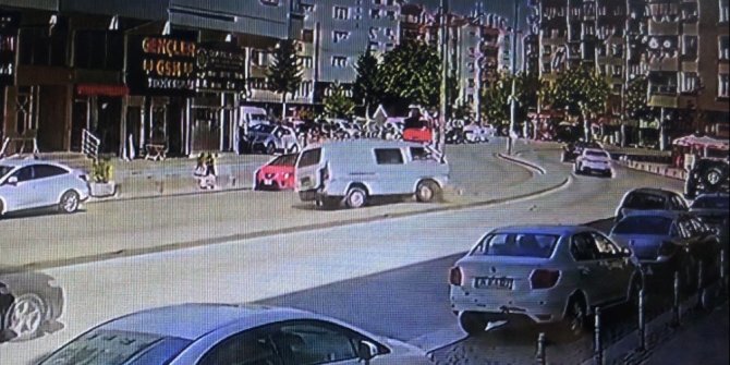 Konya'da tansiyonu düşen sürücü refüjdeki elektrik direğine çarptı