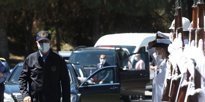 Bakan Akar, Oruç Reis araştırma gemisine refakat eden askeri gemilerin komuta edildiği Donanma Komutanlığında