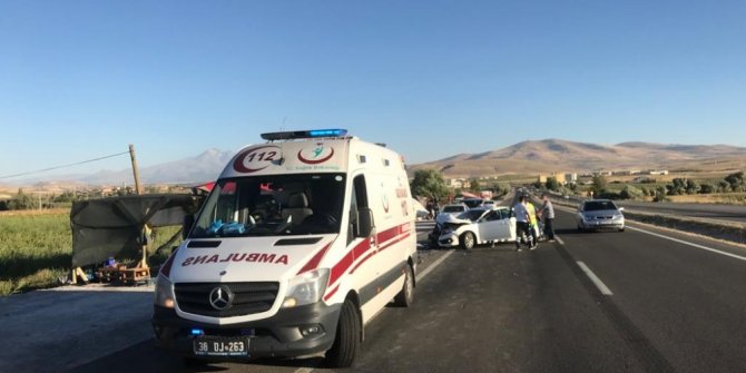 Otoyolda iki otomobil çarpıştı: 5 yaralı