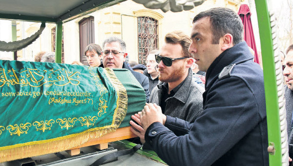 Kerem Bürsin dedesini toprağa verdi