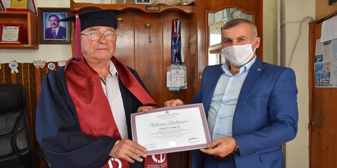 81 yaşında 4'üncü üniversite diplomasını alarak mezun oldu