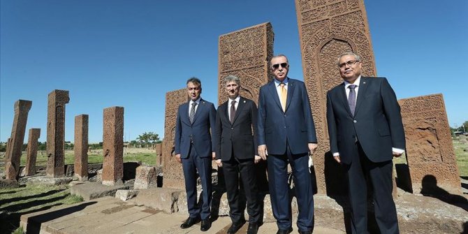 Cumhurbaşkanı Erdoğan, Ahlat'ta Selçuklu mezarlığını ziyaret etti