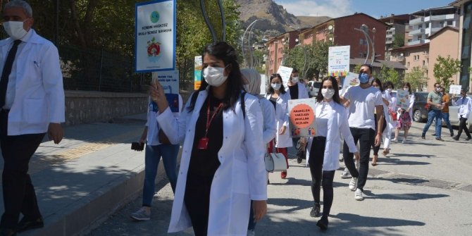 Hakkari’de öğretmenler korona virüs farkındalığı için yürüdü