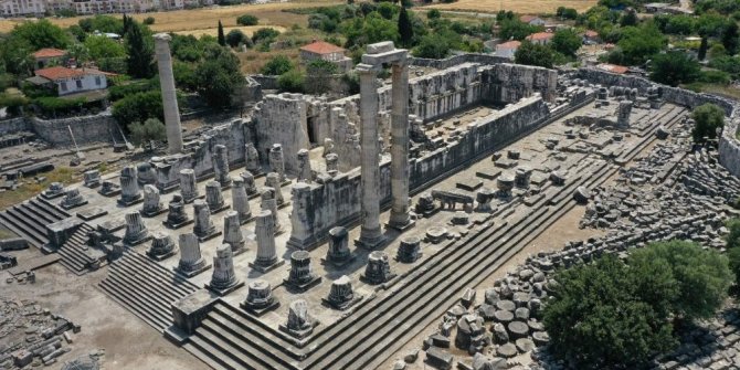 Tarihi tapınak ziyaretçi akınına uğruyor