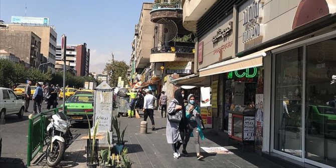 İran'da son 24 saatte 128 kişi Kovid-19'dan hayatını kaybetti