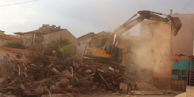 Deprem riski taşıyan okul binasının yıkımına başlandı